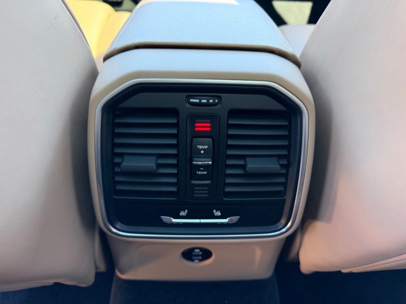 Porsche Macan Vehicle Full-screen Gallery Image 10