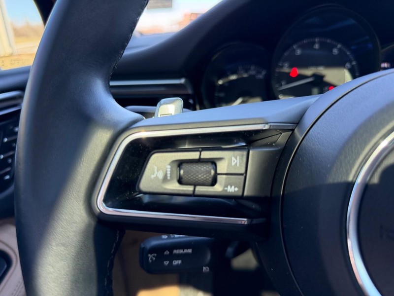 Porsche Macan Vehicle Full-screen Gallery Image 13