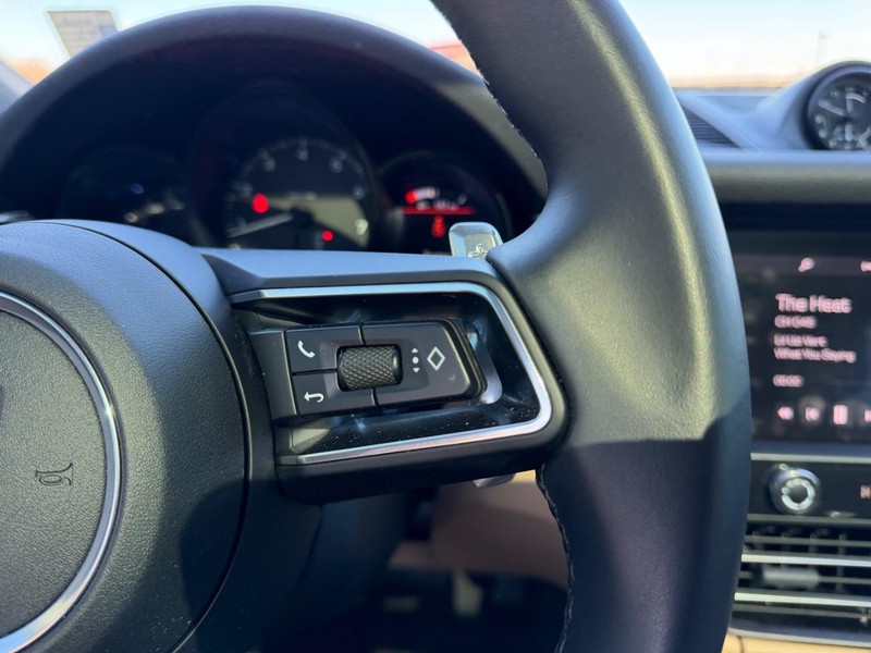 Porsche Macan Vehicle Full-screen Gallery Image 14