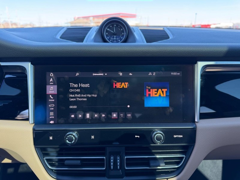 Porsche Macan Vehicle Full-screen Gallery Image 15