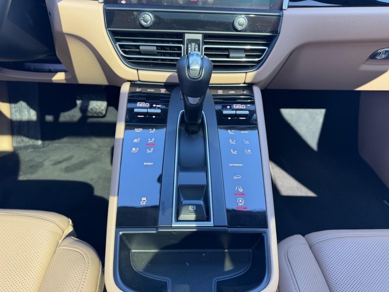 Porsche Macan Vehicle Full-screen Gallery Image 16