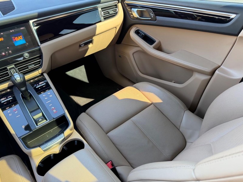 Porsche Macan Vehicle Full-screen Gallery Image 17