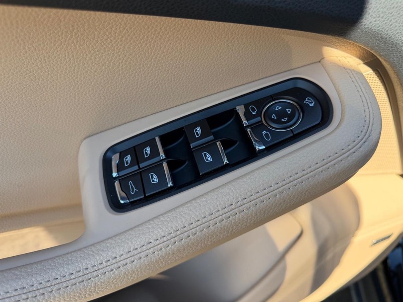 Porsche Macan Vehicle Full-screen Gallery Image 18