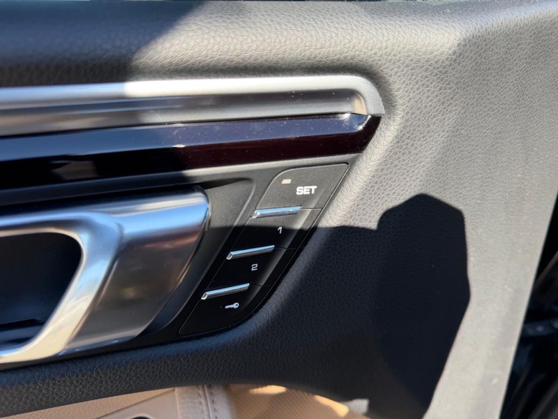 Porsche Macan Vehicle Full-screen Gallery Image 19