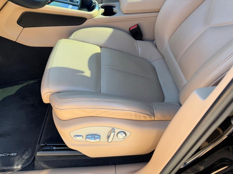 Porsche Macan Vehicle Full-screen Gallery Image 20