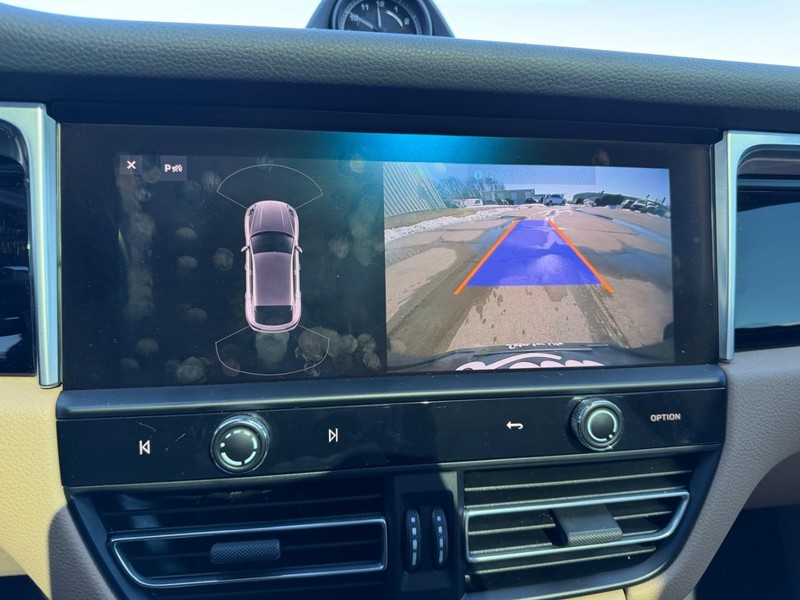 Porsche Macan Vehicle Full-screen Gallery Image 22