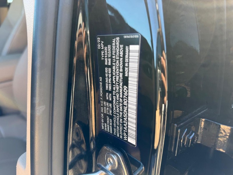 Porsche Macan Vehicle Full-screen Gallery Image 23