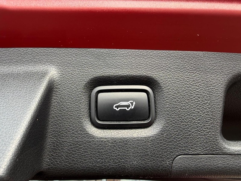 Hyundai Santa Fe Vehicle Full-screen Gallery Image 6