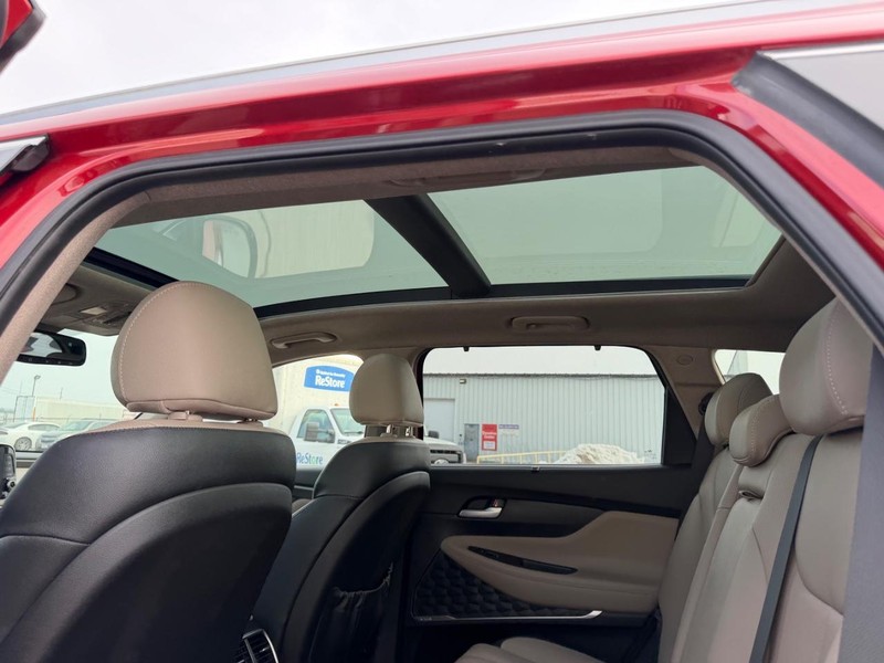 Hyundai Santa Fe Vehicle Full-screen Gallery Image 9