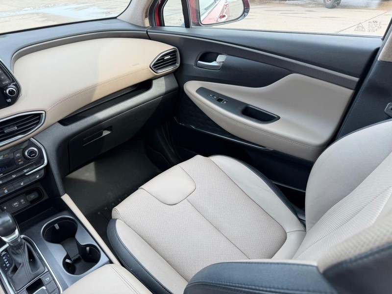 Hyundai Santa Fe Vehicle Full-screen Gallery Image 17