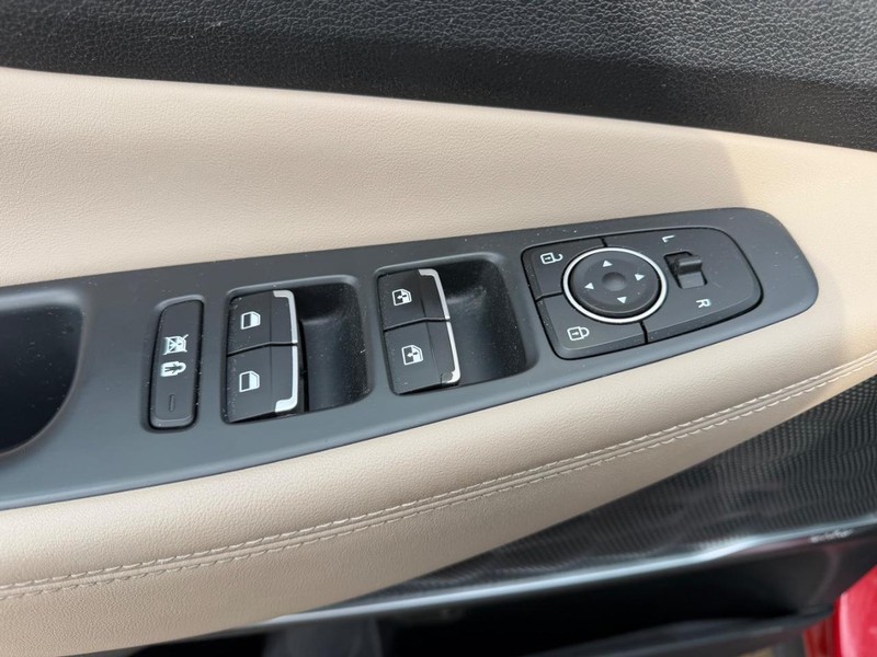 Hyundai Santa Fe Vehicle Full-screen Gallery Image 18