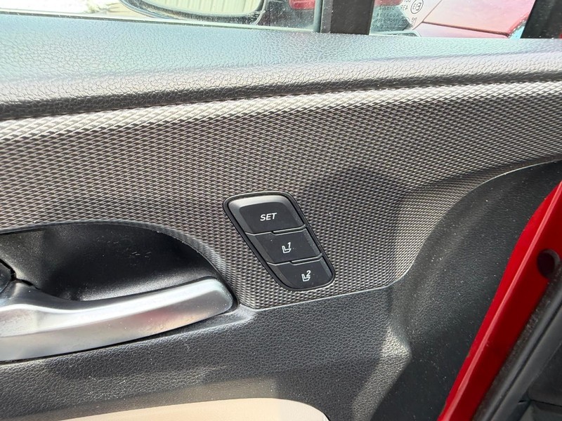 Hyundai Santa Fe Vehicle Full-screen Gallery Image 19