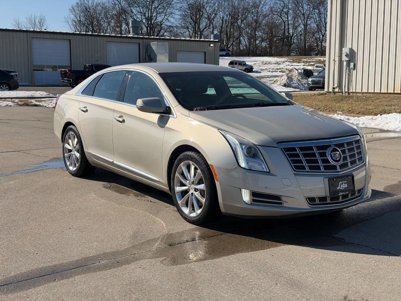 Cadillac XTS Vehicle Full-screen Gallery Image 01
