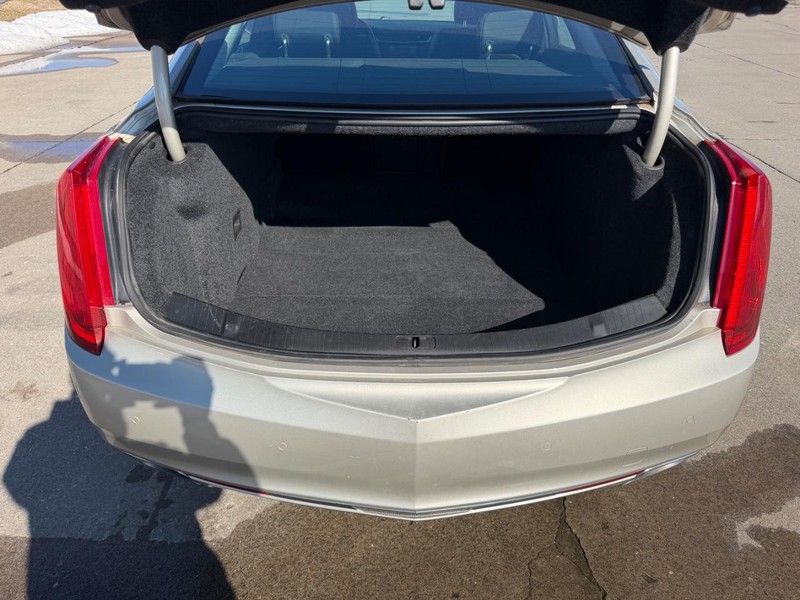 Cadillac XTS Vehicle Full-screen Gallery Image 05