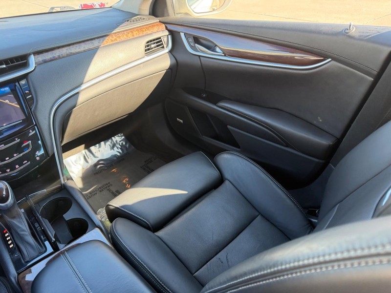 Cadillac XTS Vehicle Full-screen Gallery Image 15