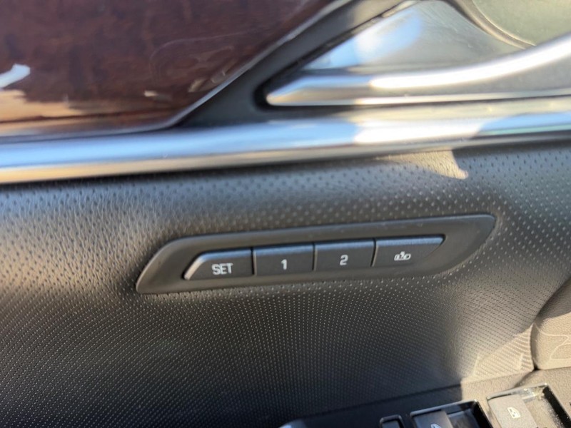 Cadillac XTS Vehicle Full-screen Gallery Image 17