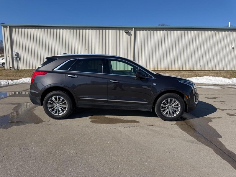 Cadillac XT5 Vehicle Full-screen Gallery Image 02