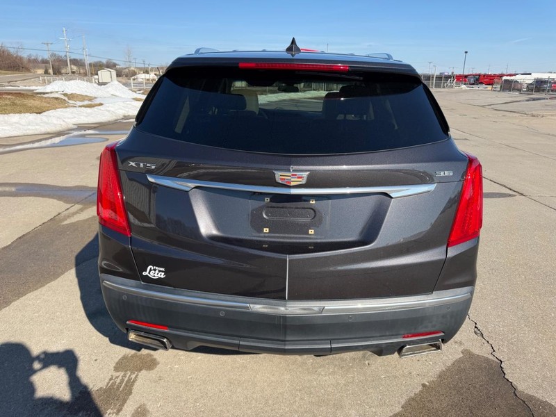 Cadillac XT5 Vehicle Full-screen Gallery Image 04
