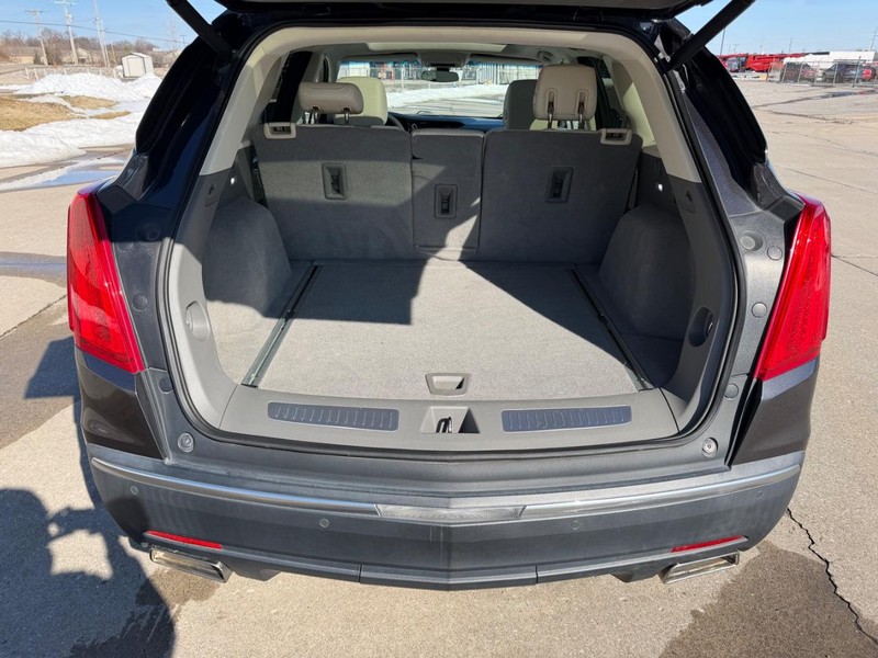 Cadillac XT5 Vehicle Full-screen Gallery Image 05