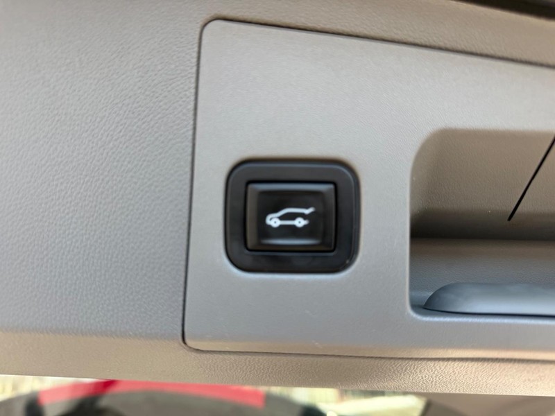 Cadillac XT5 Vehicle Full-screen Gallery Image 06