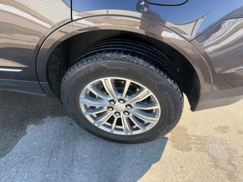 Cadillac XT5 Vehicle Full-screen Gallery Image 07