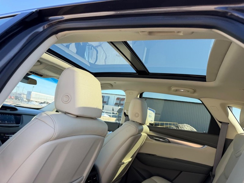 Cadillac XT5 Vehicle Full-screen Gallery Image 09