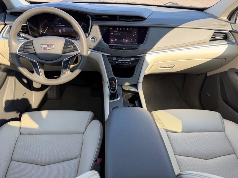 Cadillac XT5 Vehicle Full-screen Gallery Image 10