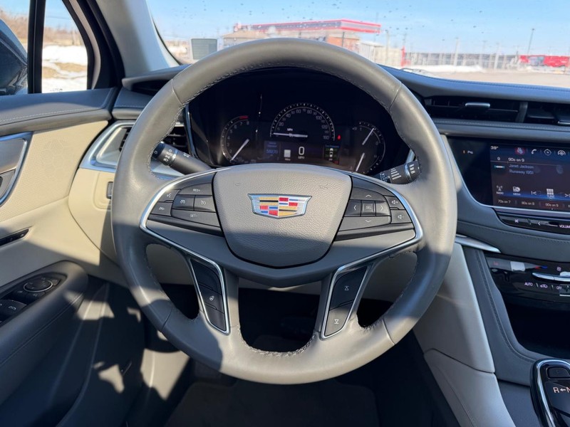 Cadillac XT5 Vehicle Full-screen Gallery Image 11