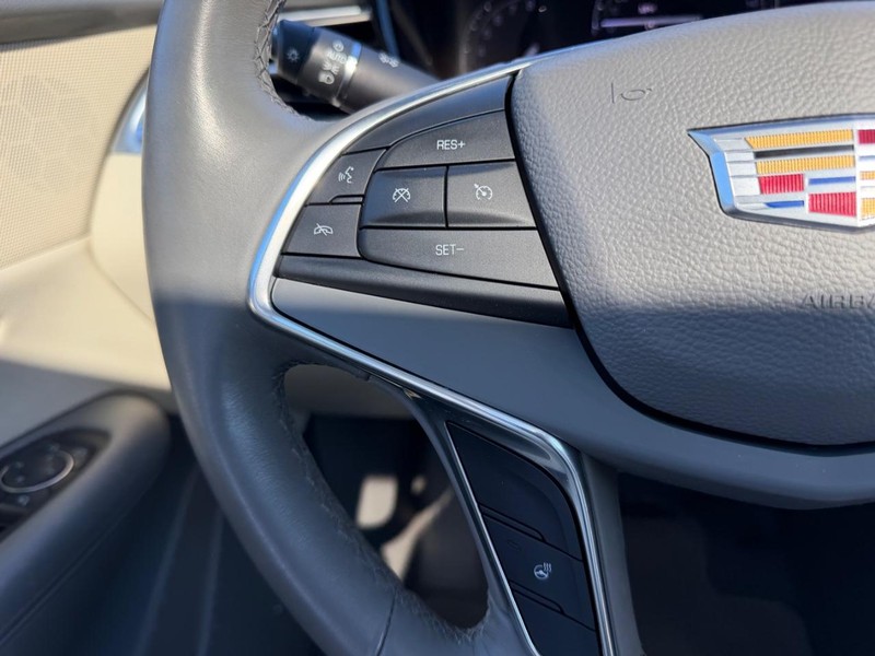 Cadillac XT5 Vehicle Full-screen Gallery Image 12