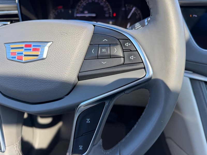 Cadillac XT5 Vehicle Full-screen Gallery Image 13