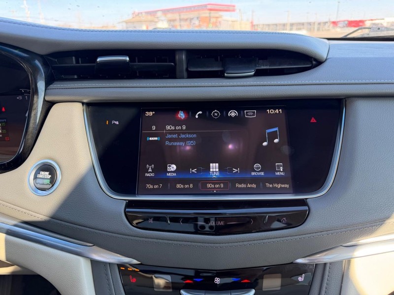 Cadillac XT5 Vehicle Full-screen Gallery Image 14