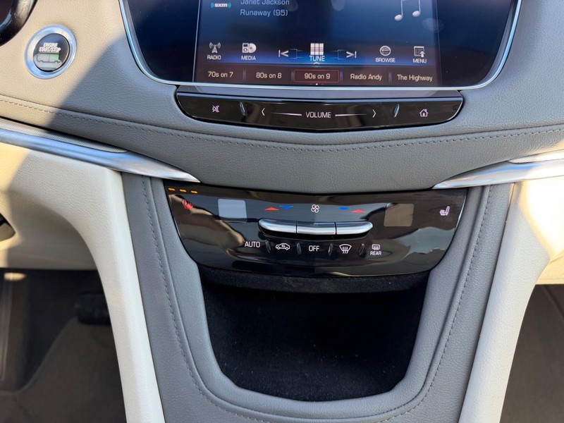 Cadillac XT5 Vehicle Full-screen Gallery Image 15