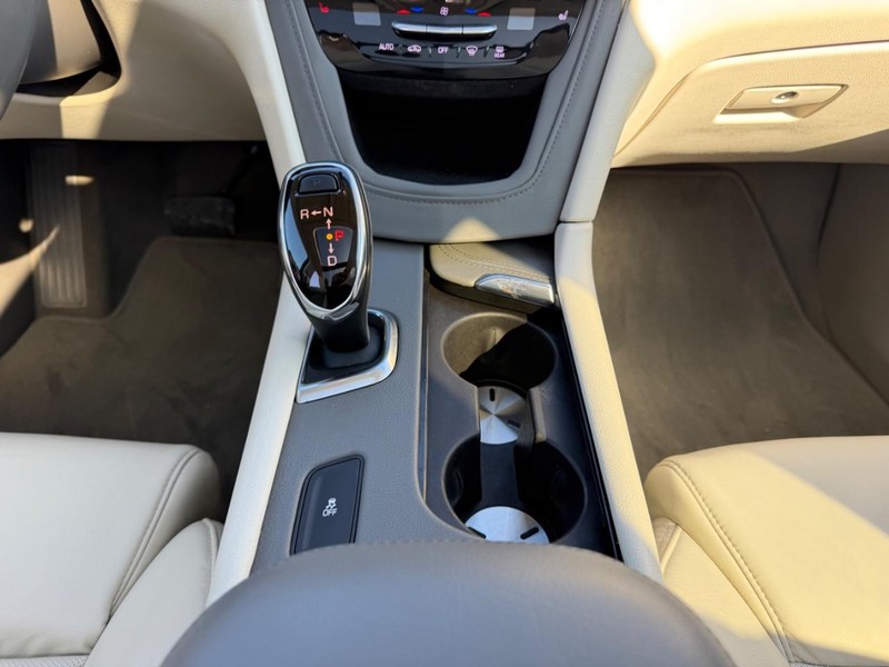 Cadillac XT5 Vehicle Full-screen Gallery Image 16