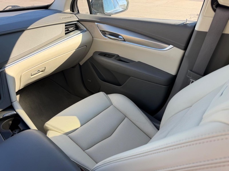 Cadillac XT5 Vehicle Full-screen Gallery Image 17