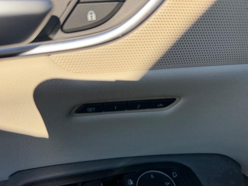 Cadillac XT5 Vehicle Full-screen Gallery Image 19