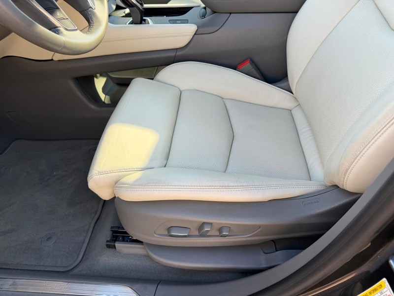 Cadillac XT5 Vehicle Full-screen Gallery Image 20