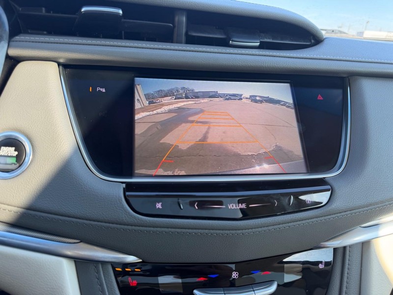 Cadillac XT5 Vehicle Full-screen Gallery Image 22