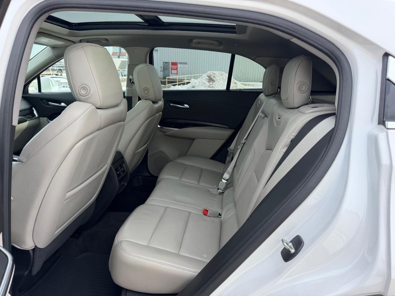 Cadillac XT4 Vehicle Full-screen Gallery Image 08