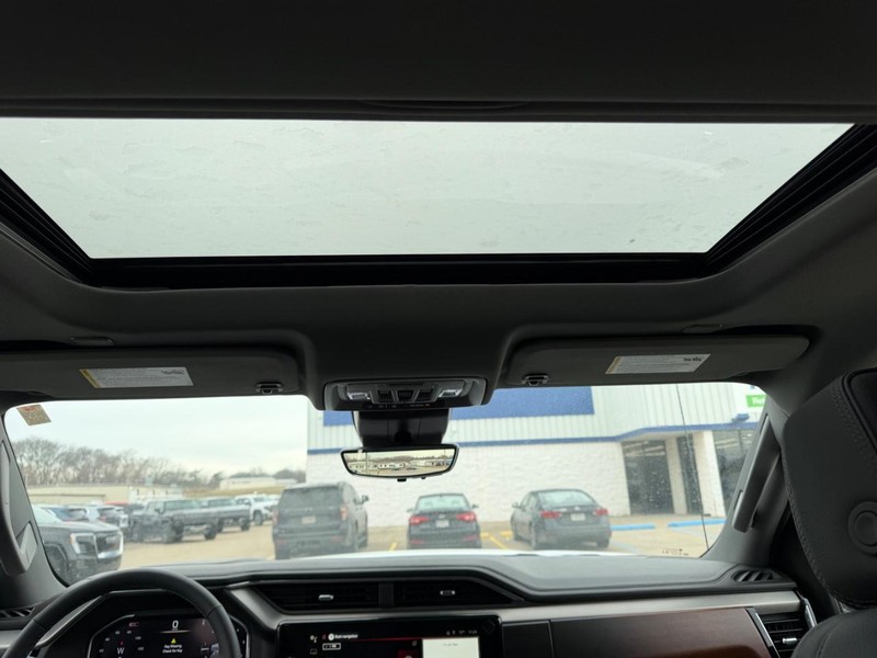 GMC Sierra 1500 Vehicle Full-screen Gallery Image 8