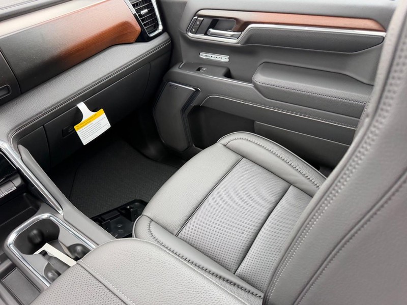 GMC Sierra 1500 Vehicle Full-screen Gallery Image 16