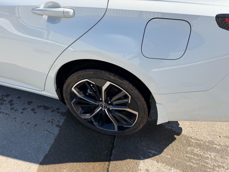 Nissan Altima Vehicle Full-screen Gallery Image 5