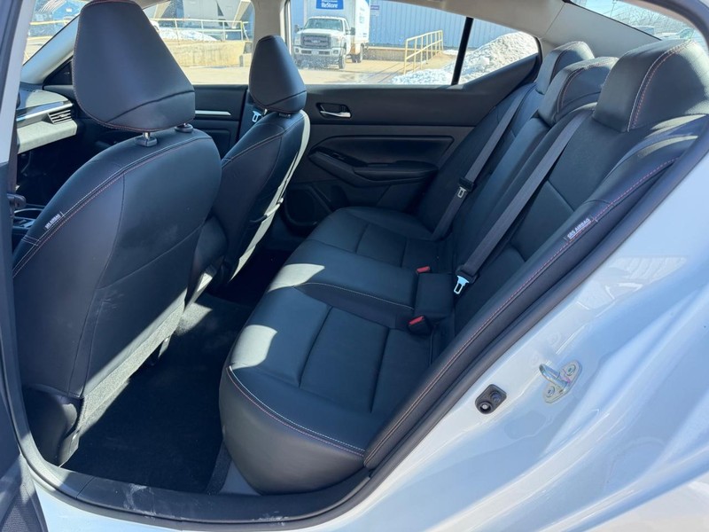 Nissan Altima Vehicle Full-screen Gallery Image 6