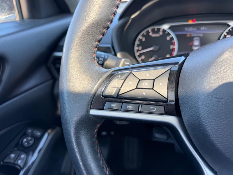 Nissan Altima Vehicle Full-screen Gallery Image 9