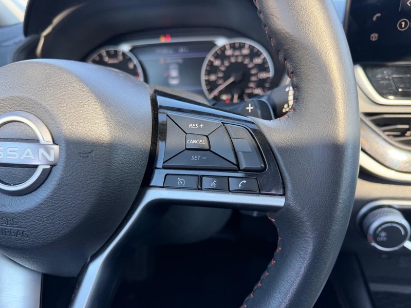 Nissan Altima Vehicle Full-screen Gallery Image 10