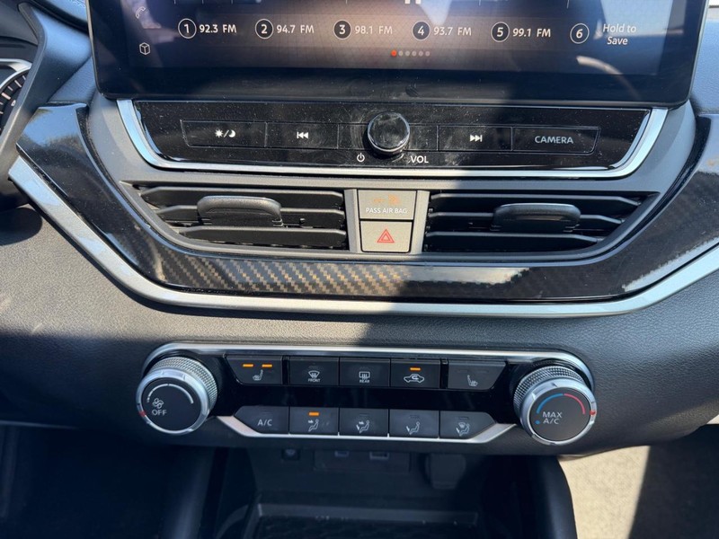 Nissan Altima Vehicle Full-screen Gallery Image 12