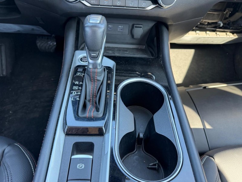 Nissan Altima Vehicle Full-screen Gallery Image 13