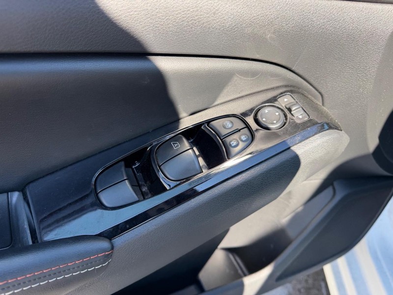 Nissan Altima Vehicle Full-screen Gallery Image 14