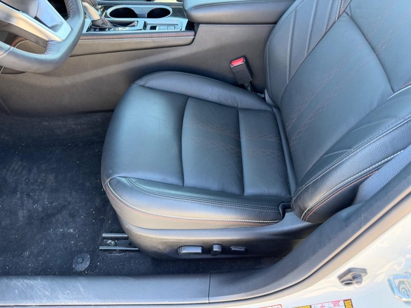 Nissan Altima Vehicle Full-screen Gallery Image 15