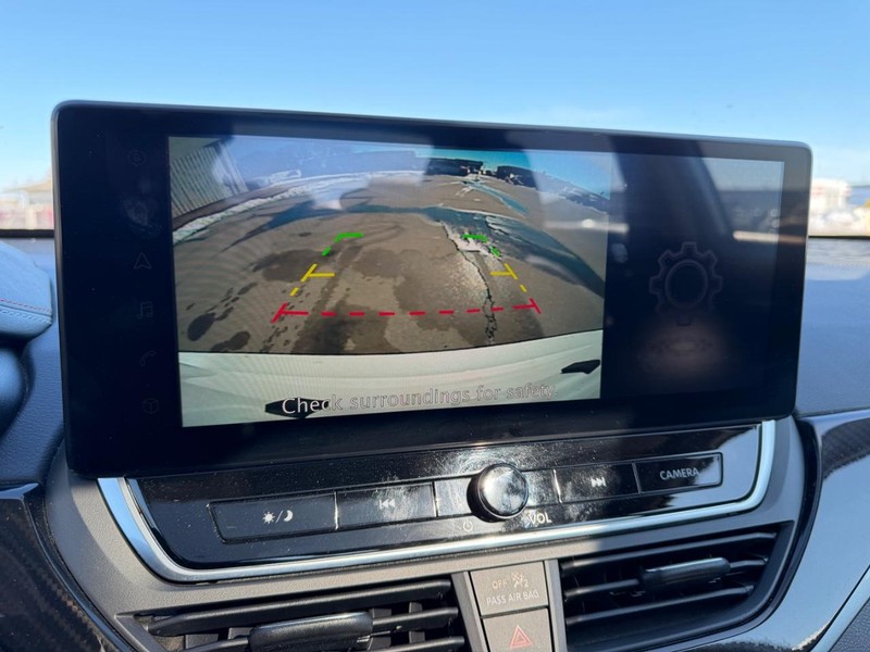 Nissan Altima Vehicle Full-screen Gallery Image 17