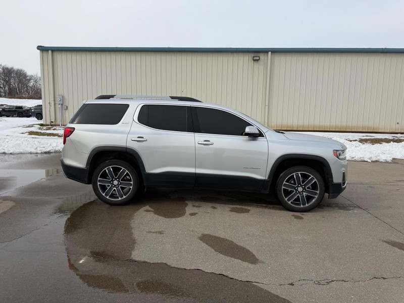 GMC Acadia Vehicle Full-screen Gallery Image 2
